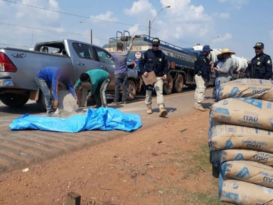 Caminhões com combustível inflamável colidem na BR-364 em Rondônia