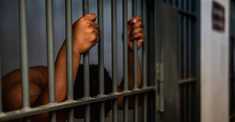 Cliente é preso após jogar cadeira na cabeça de proprietário de lanchonete