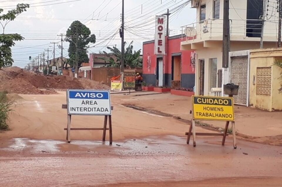 Clama por sinalização que indique por onde passar