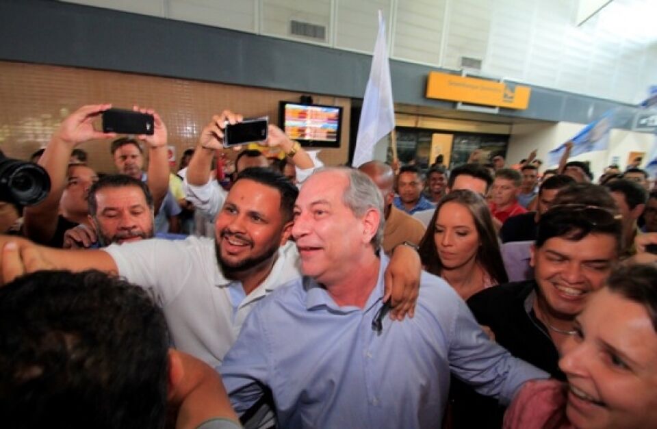 Com 1 hora de atraso Ciro é recebido por Daniel, Acir e simpatizantes em Porto Velho