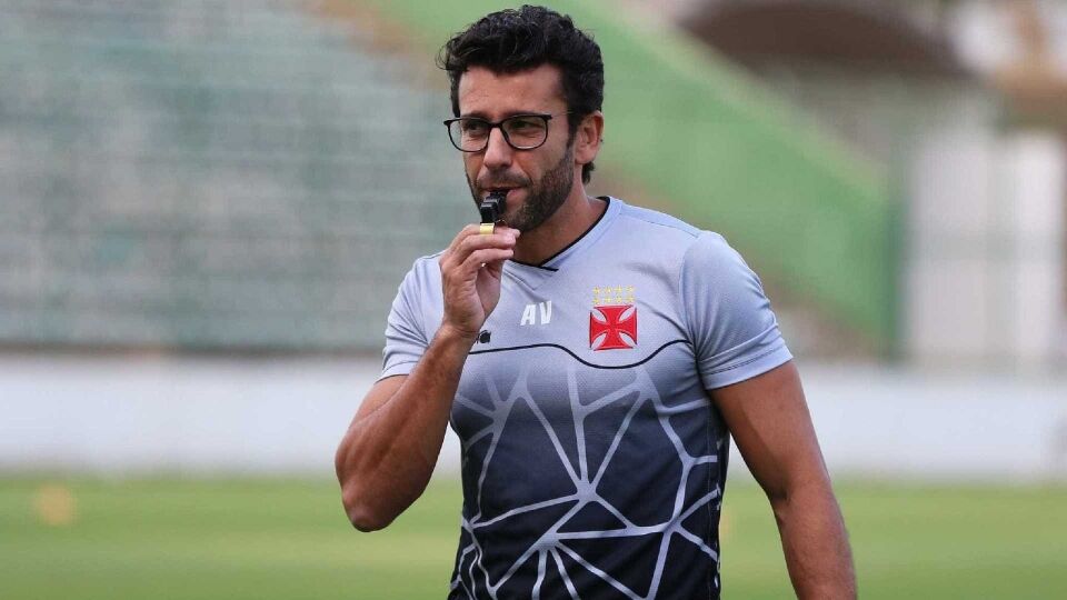 Vasco tenta conter crise em clássico com Flamengo