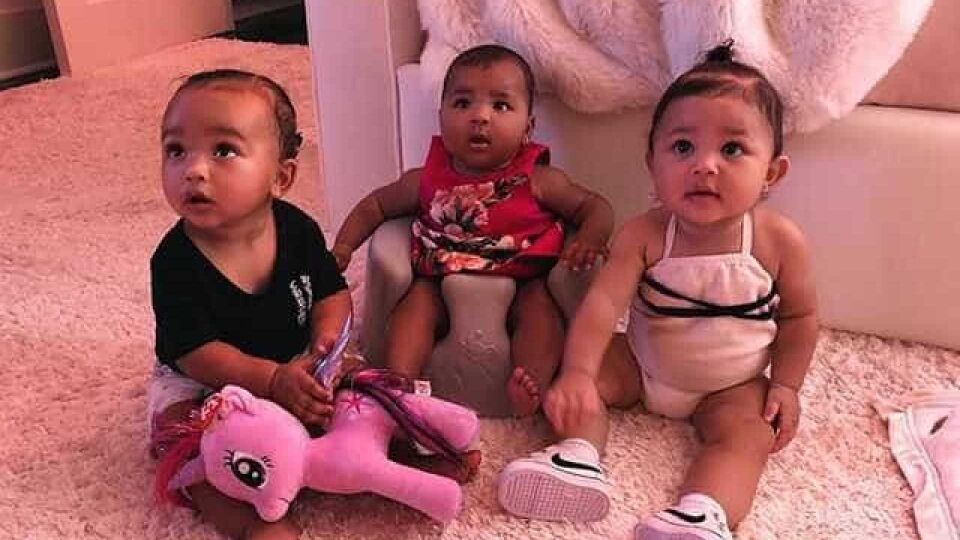 Kim Kardashian publica foto da filha caçula com as duas primas