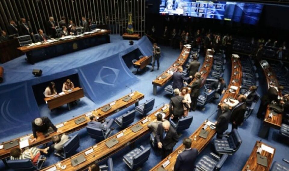 País rico, pobre, perdulário e cheio de ladrões