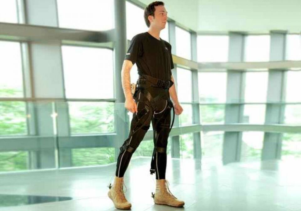 Novo exoesqueleto flexível faz idosos e pessoas com paralisia caminharem