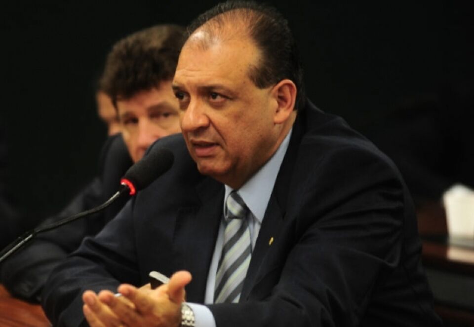 Barrado pela Ficha Limpa, Nilton Capixaba renuncia à candidatura e tenta emplacar esposa na disputa a Câmara