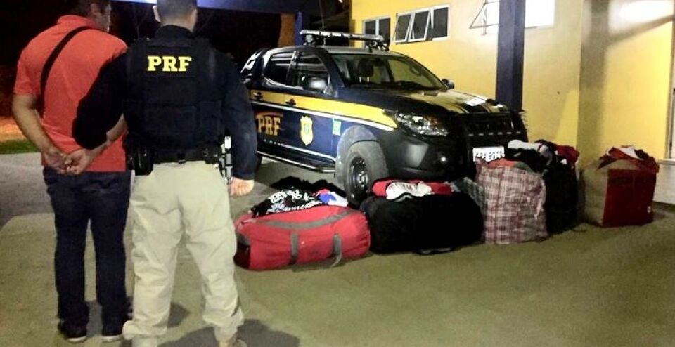 FLAGRANTE: PRF prende peruano com mais de mil camisas contrabandeadas