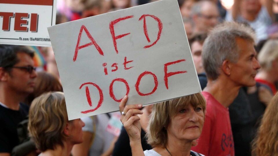 Partido alemão admite expulsar membros que foram a festival neonazi