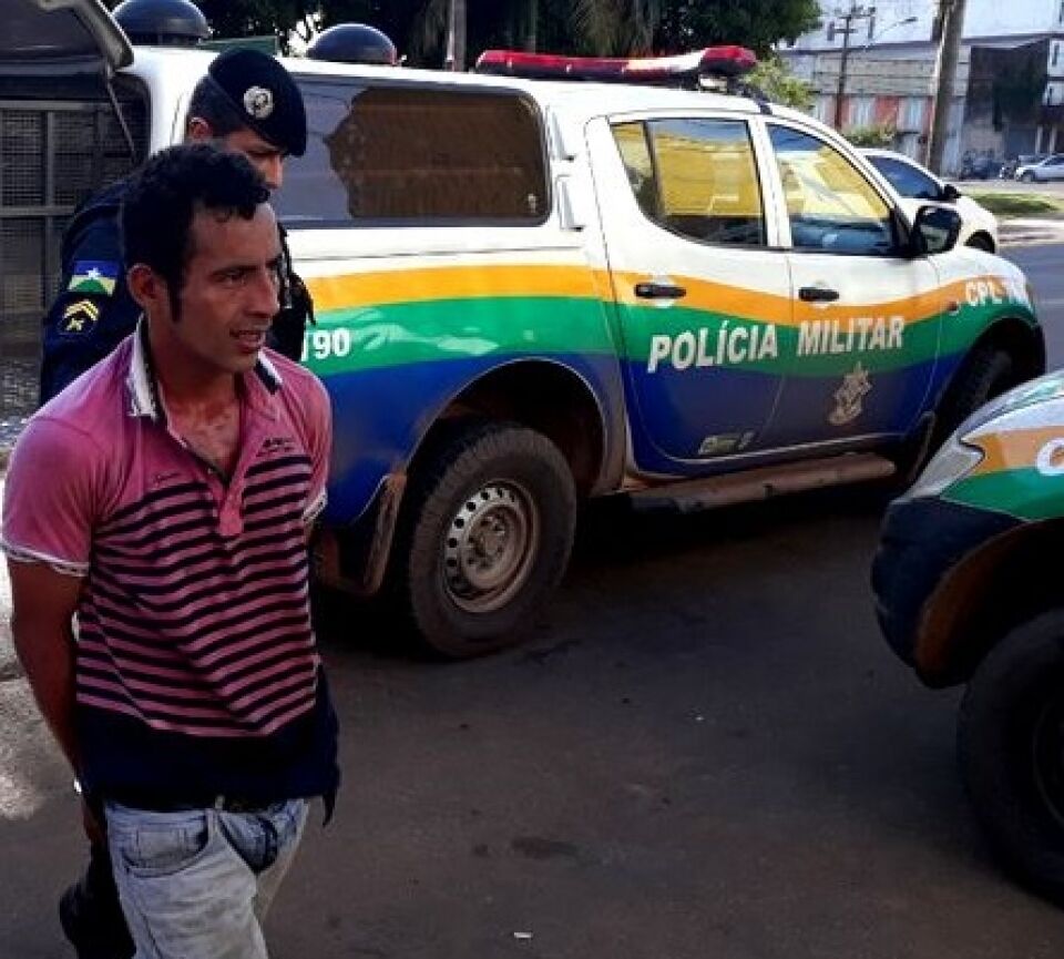 ESCOPETA: Aluno reage assalto dentro de escola e toma arma de suspeito