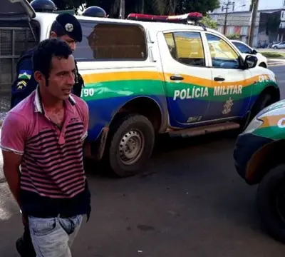 ESCOPETA: Aluno reage assalto dentro de escola e toma arma de suspeito