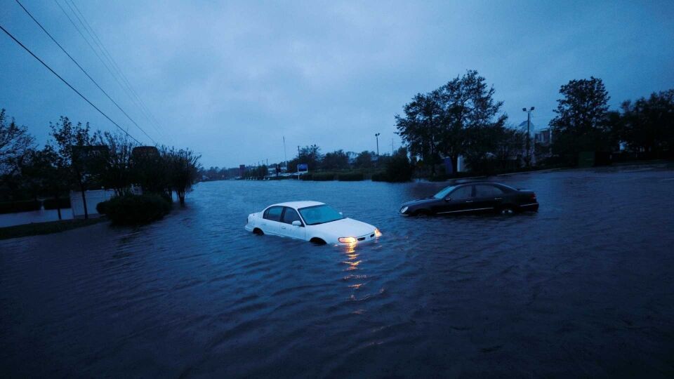 Chuva isola cidade de 120 mil pessoas nos EUA