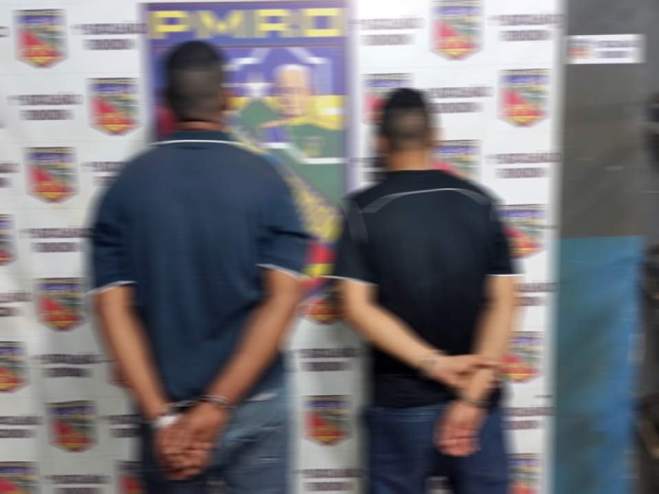 ZONA LESTE: DUPLA COM DROGA É PRESA E AFIRMA QUE NEM NA BASE DA PORRADA ENTREGARIAM O TRAFICANTE