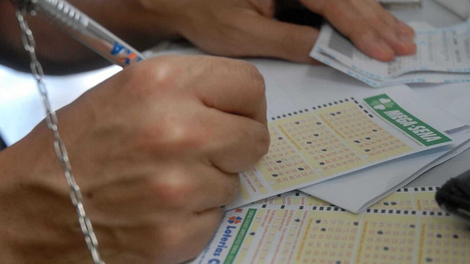 Mega-Sena acumula e pode pagar R$ 22 milhões no sábado