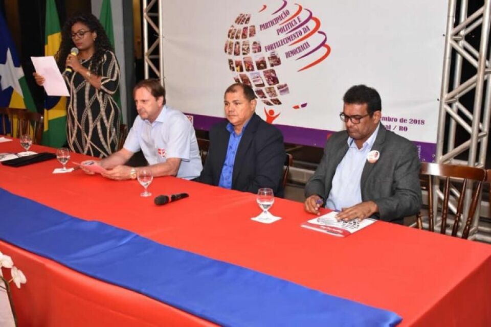 Acir Gurgacz assume compromisso de aumentar os esforços pela Educação no Estado