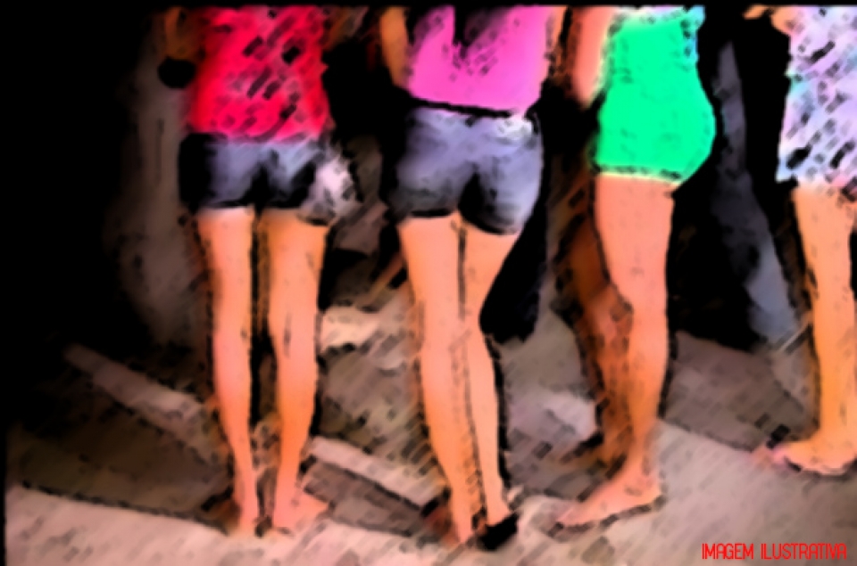 REVOLTADAS, TRAVESTIS ESPANCAM HOMEM NA AVENIDA RIO MADEIRA