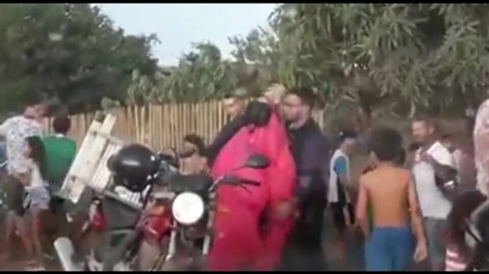 Paraquedista é arrastado com a força do vento durante temporal