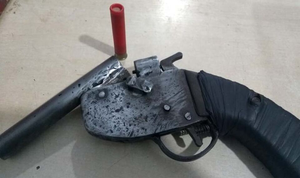 Polícia recebe denúncia e prende homem armado em convêniencia na capital