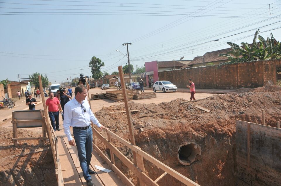 Prefeito vistoria obras em execução na zona Leste acompanhado da imprensa