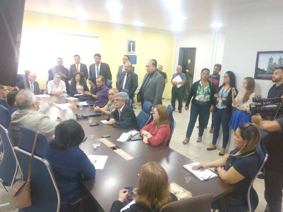 Secretário busca apoio da Câmara para resolver situação do transporte escolar