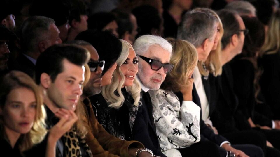 Com Lady Gaga, Hedi Slimane cria viúvos em desfile de estreia na Céline