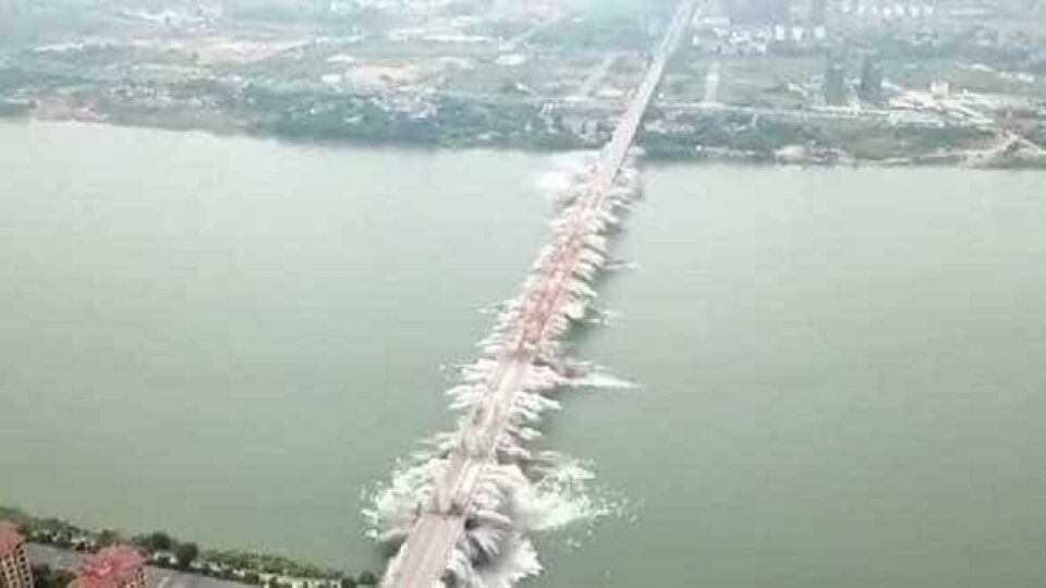 Ponte 1500 metros na China é demolida em segundos