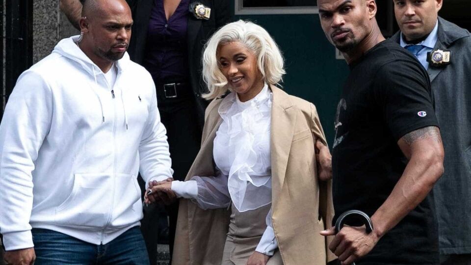 Cardi B se entrega à polícia após ser acusada de ataque em bar de strip