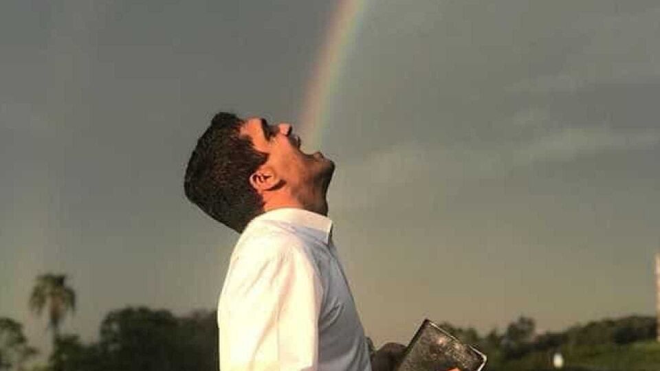 Daciolo se emociona com arco-íris duplo à beira da estrada; veja