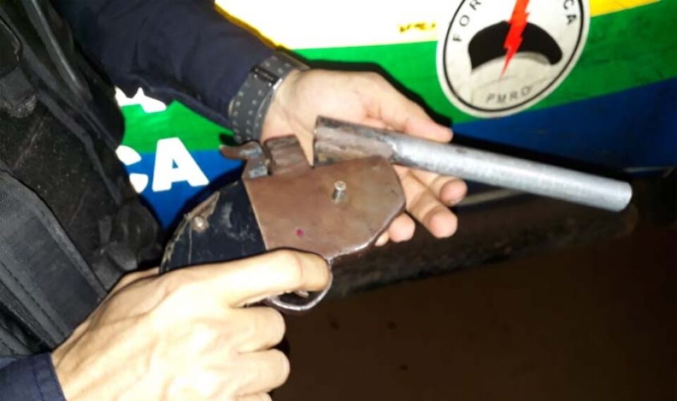 Durante assalto, dois apenados monitorados por tornozeleira eletrônica são baleados na capital