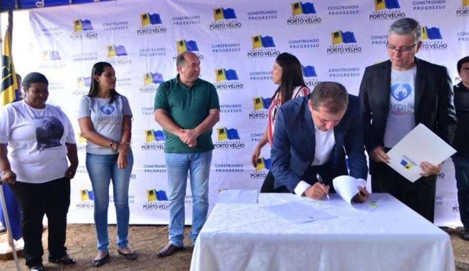 Prefeito assina o projeto lei do serviço Família Acolhedora