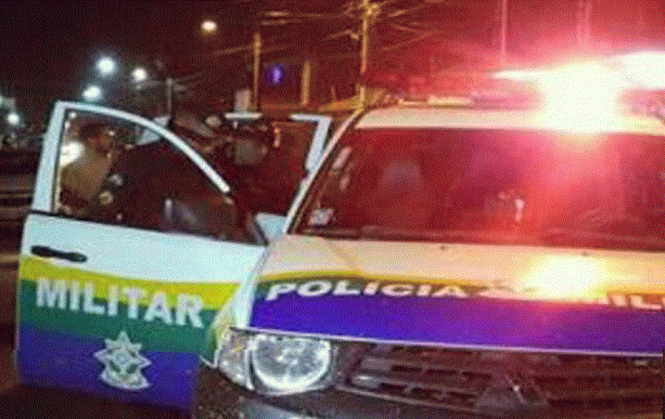 Bandidos invadem escola para roubar arma de vigilante