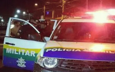Bandidos invadem escola para roubar arma de vigilante