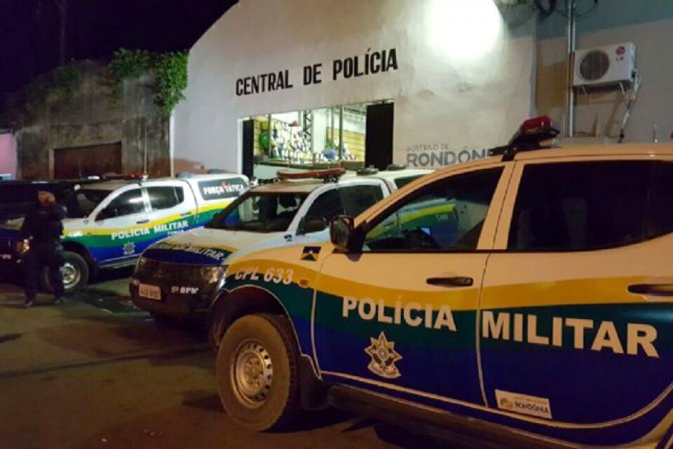 Jovem é preso após roubar celular de adolescente em parada de ônibus