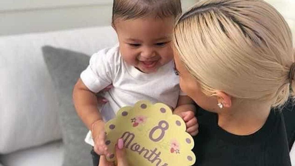 Kylie Jenner publica imagem fofa para celebrar 8 meses da filha
