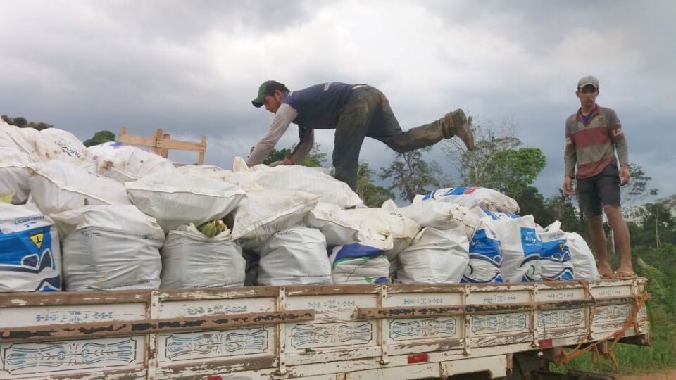 Agricultores são beneficiados pela Prefeitura com transporte da mercadoria até a Feira do Produtor