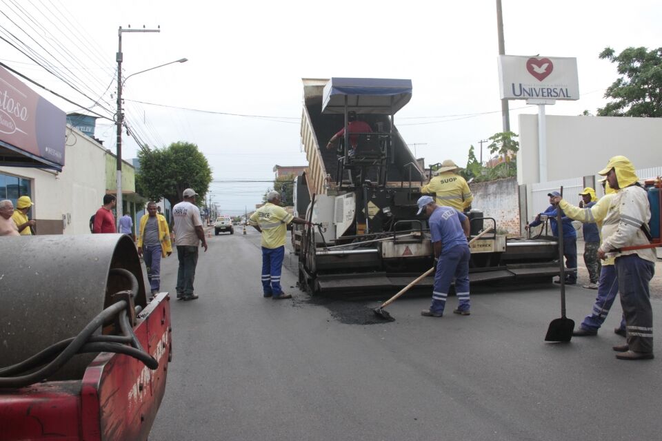 Prefeitura faz recapeamento asfáltico da rua Joaquim Nabuco