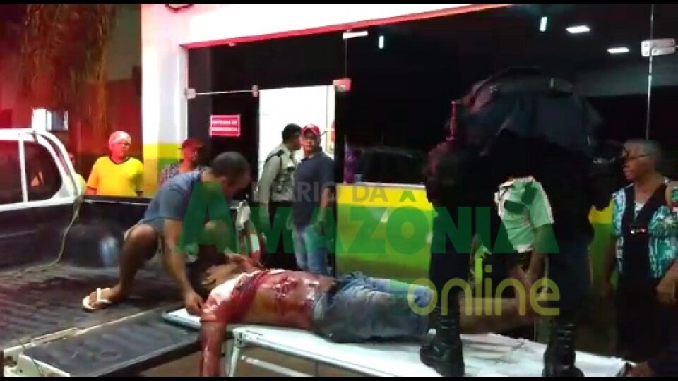 Jovem finge pegar arma na cintura e é baleado por PM