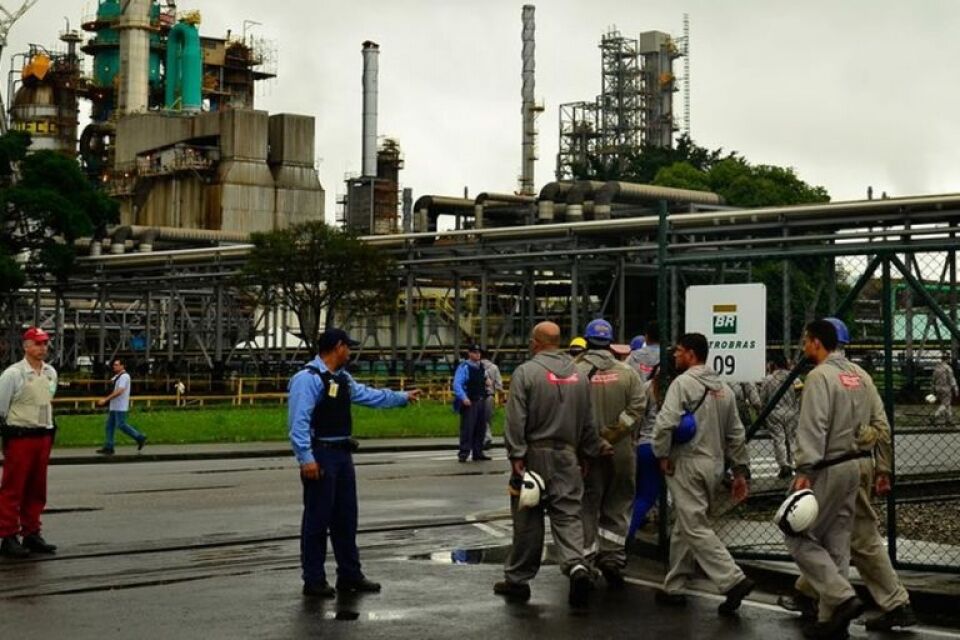 Petrobras anuncia redução de 0,9% no preço da gasolina nas refinarias