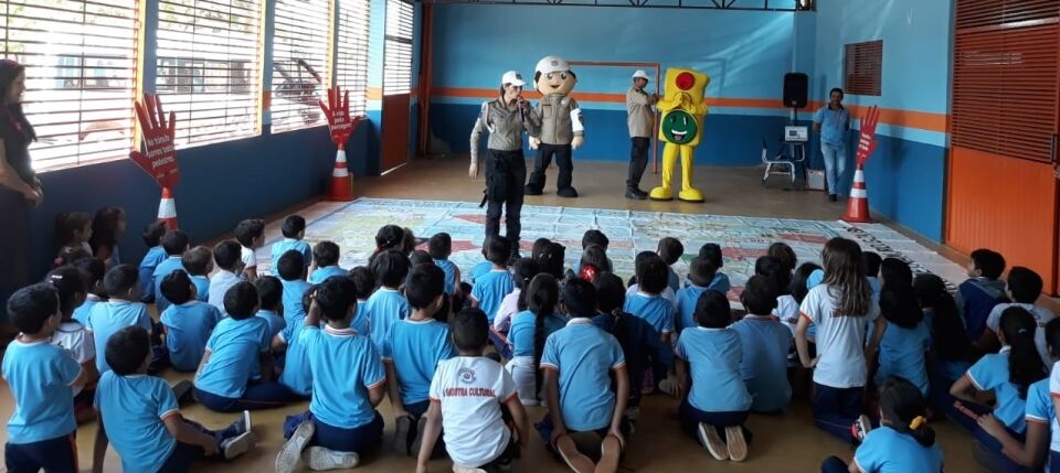 Crianças de 3 a 6 anos aprendem sobre Travessia na Faixa de Pedestre e Semáforos