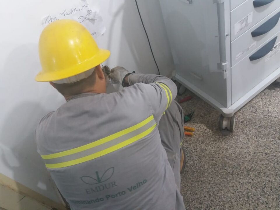 Técnicos da Emdur iniciam reparos na rede elétrica da UPA/Leste