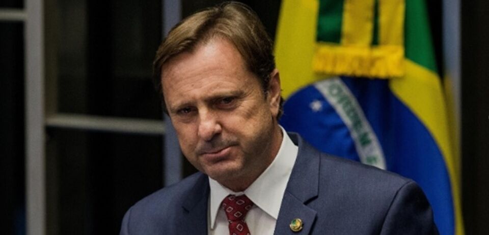 Acir acabou de se entregar à Polícia Federal e ser preso. E passar mal