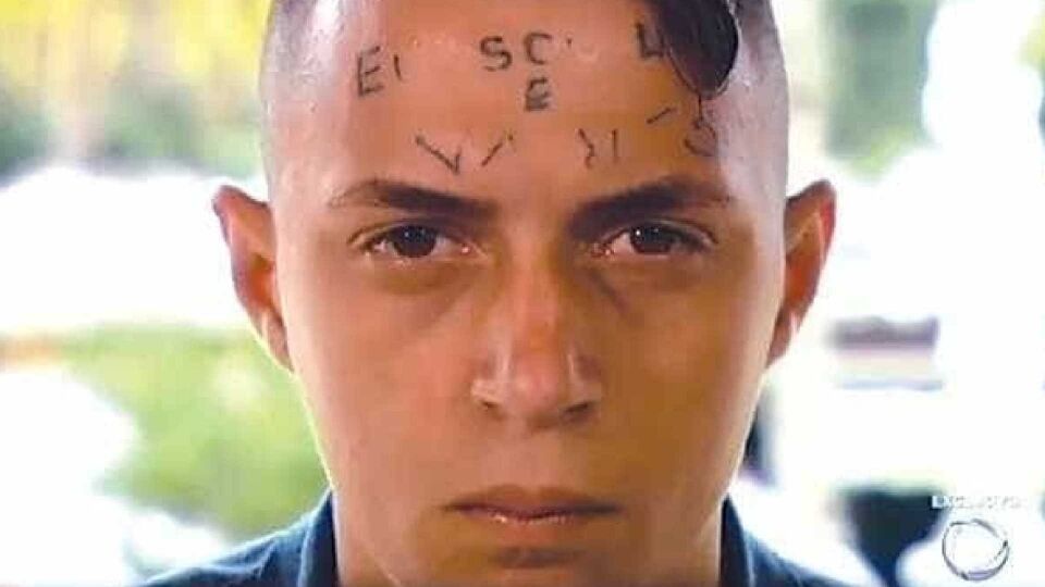 Jovem tatuado na testa deixa clínica em SP após 16 meses internado