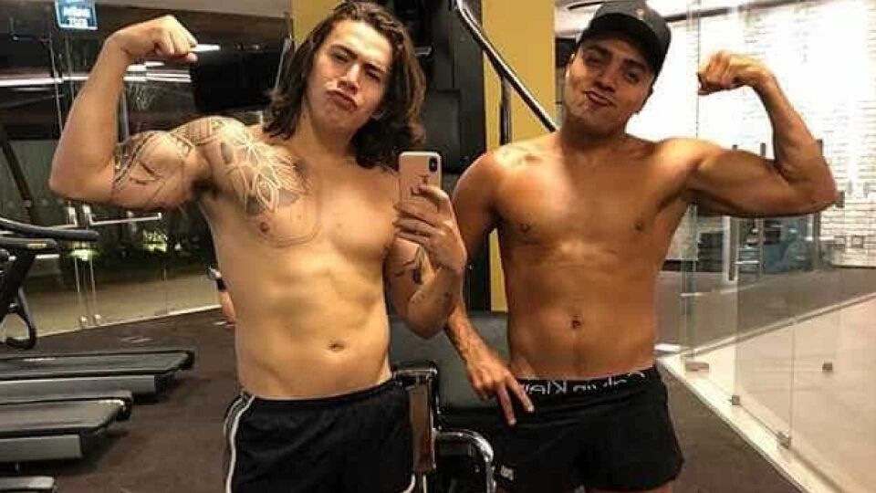 Whindersson Nunes exibe músculos e tanquinho: 'Queimando a cerveja'