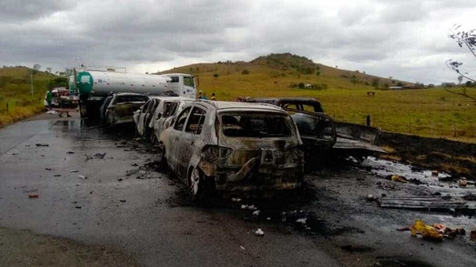 Carros pegam fogo após acidente envolvendo 9 veículos na Bahia
