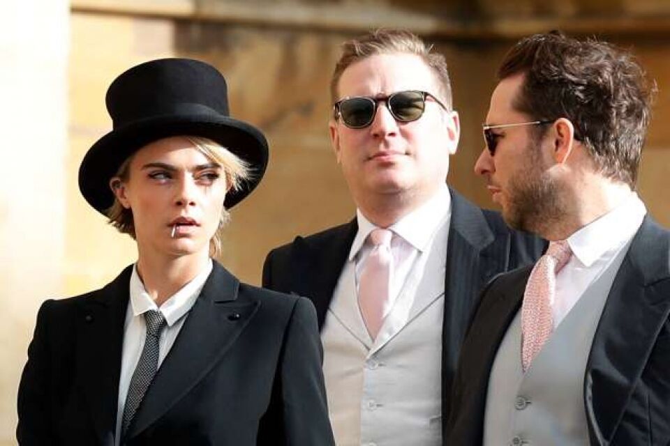 Modelo quebra protocolo e vai de terno ao casamento da princesa Eugenie
