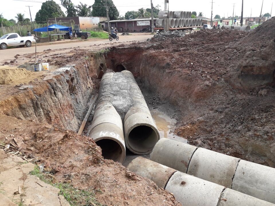 Prefeitura inicia obra de drenagem para asfaltar a rua Raimundo Cantuária