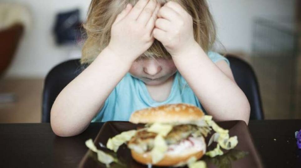 Por que você não deve obrigar seu filho a comer