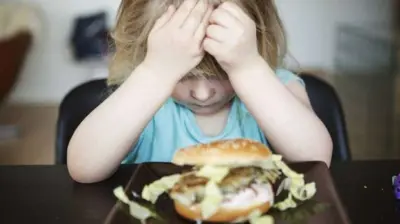 Por que você não deve obrigar seu filho a comer