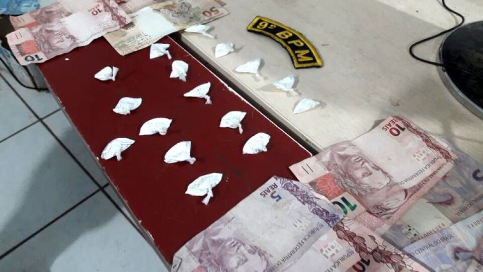 Homem é preso em flagrante vendendo drogas em frente a quadra de futebol