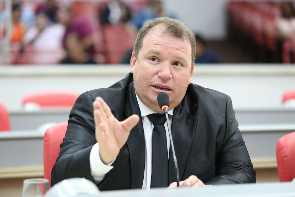 Dr. Neidson solicita implantação do 1º ano do Ensino Médio em escolas indígenas com mediação tecnológica