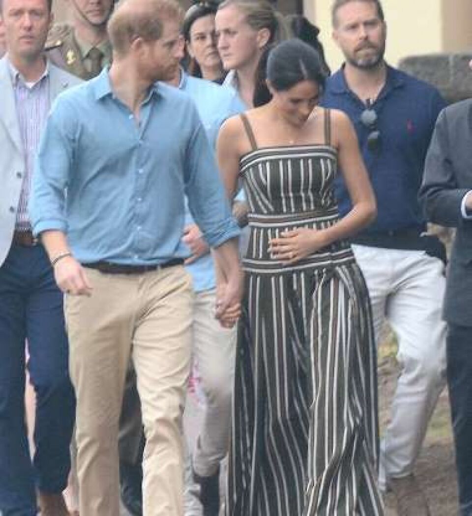 Meghan Markle é clicada acariciando a barriga de grávida, confira as fotos!