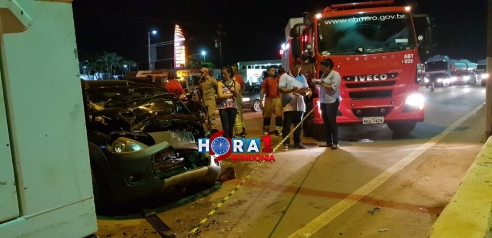 Motorista tem as duas pernas fraturada após bater na traseira de caminhão da Emdur na BR 364